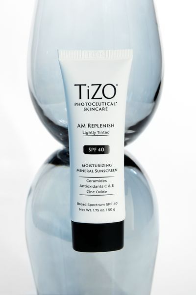 TiZO Денний поживний крем з легким відтінком AM Replenish Lightly Tinted SPF 40 108 фото