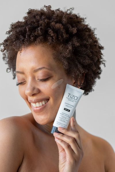 TiZO Денний поживний крем з легким відтінком AM Replenish Lightly Tinted SPF 40 108 фото