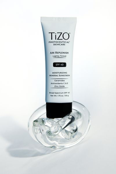 TiZO Денний поживний крем з легким відтінком AM Replenish Lightly Tinted SPF 40 108 фото