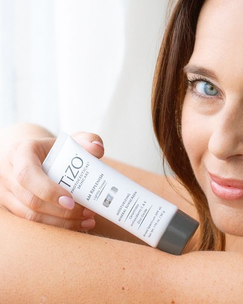 TiZO Денний поживний крем з легким відтінком AM Replenish Lightly Tinted SPF 40 108 фото