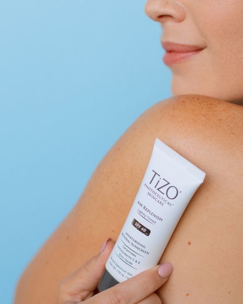 TiZO Денний поживний крем з легким відтінком AM Replenish Lightly Tinted SPF 40 108 фото