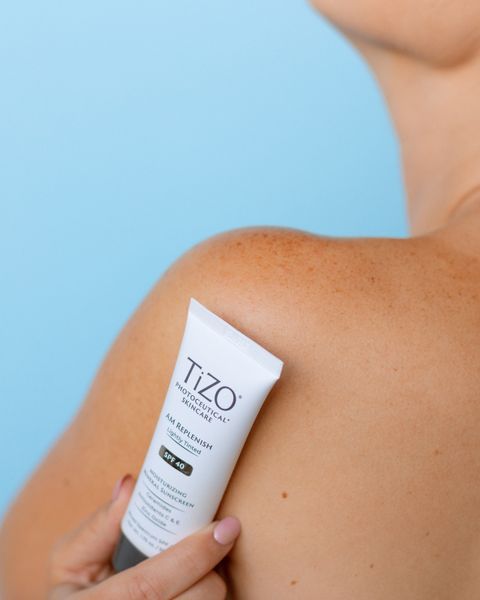 TiZO Денний поживний крем з легким відтінком AM Replenish Lightly Tinted SPF 40 108 фото