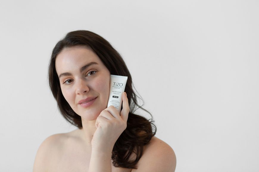 TiZO Денний поживний крем з легким відтінком AM Replenish Lightly Tinted SPF 40 108 фото