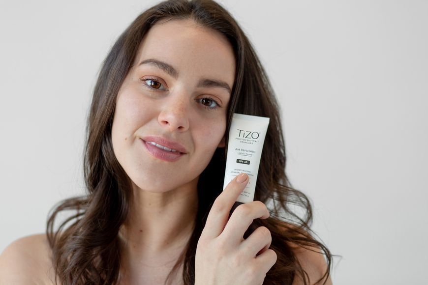 TiZO Денний поживний крем з легким відтінком AM Replenish Lightly Tinted SPF 40 108 фото