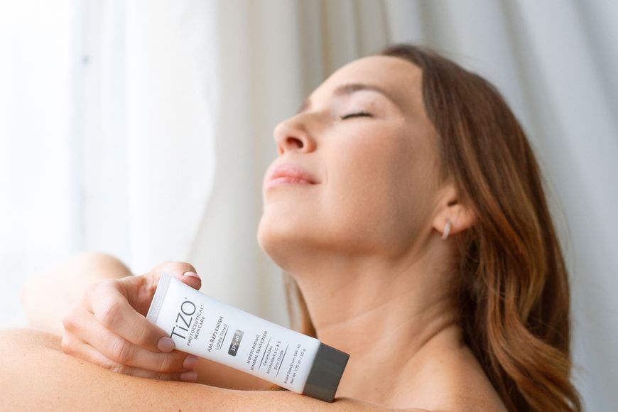 TiZO Денний поживний крем з легким відтінком AM Replenish Lightly Tinted SPF 40 108 фото