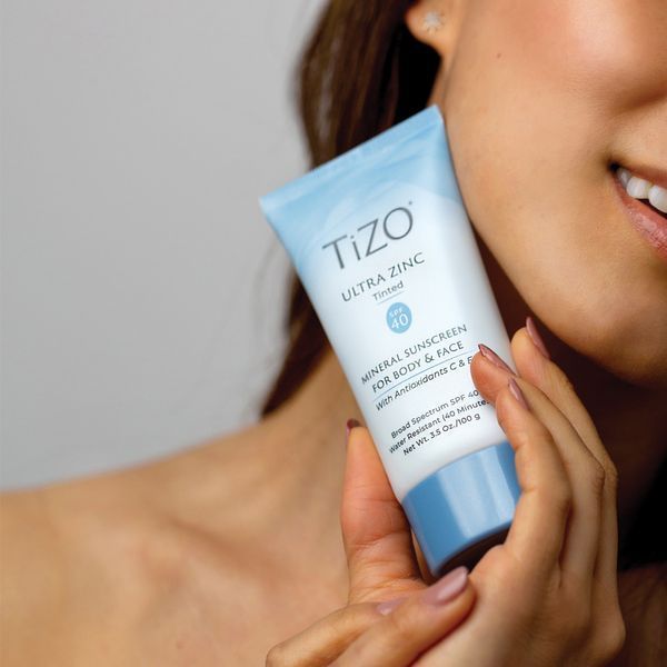TiZO Мінеральний сонцезахисний крем для обличчя та тіла тонуючий Ultra Zinc Body & Face Tinted SPF 40 104 фото
